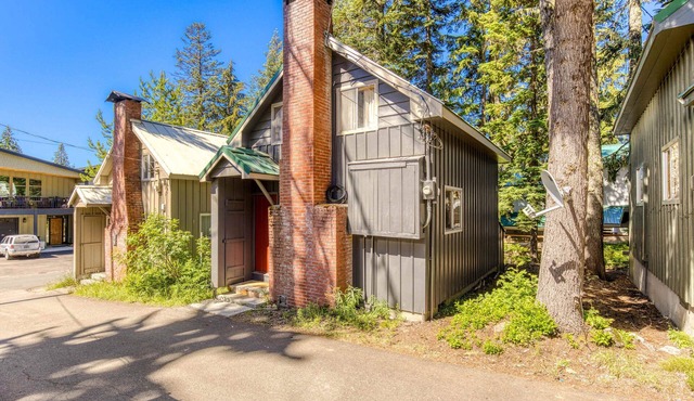 Rustic & cozy cabin with fast WiFi & games - close to slopes, dining & golf