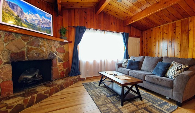 Rustic Yosemite Cottage-King Suite-Mountain Views