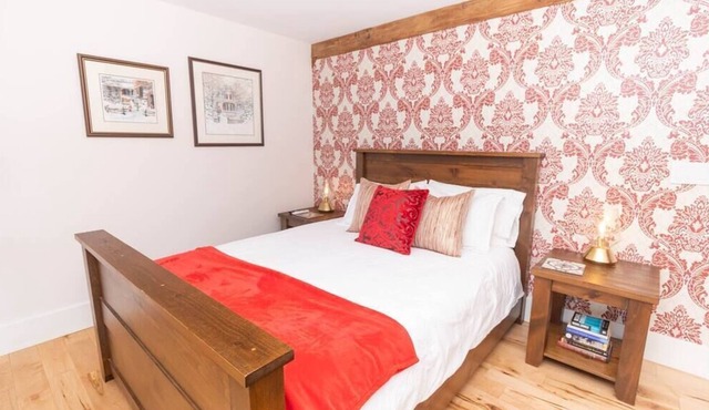 Salisbury Barn: Red Room - Bed & Breakfast Room