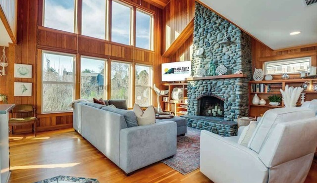 Sand Dollar by Manzanita Beach Getaway: Hot Tub & Dog Friendly Near Beach