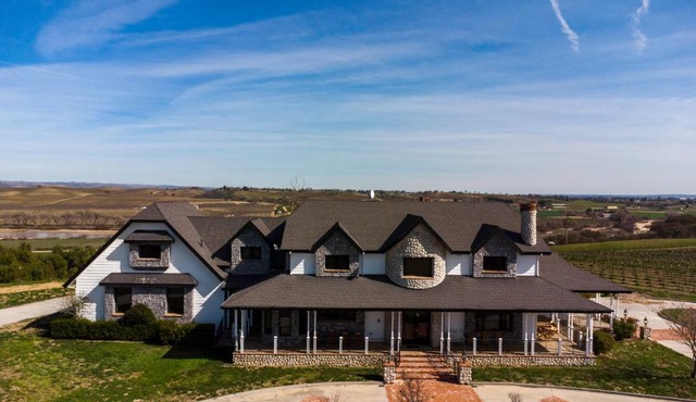 Santellan Manor