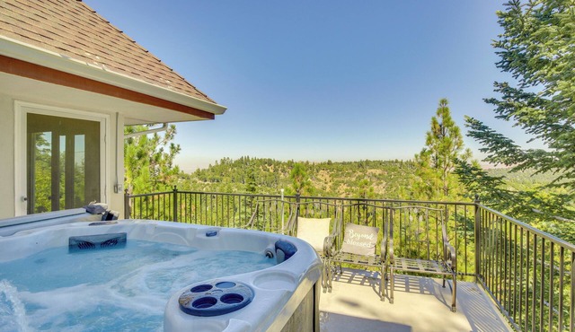 Scenic & Luxe Retreat w/Hot Tub in Lake Arrowhead