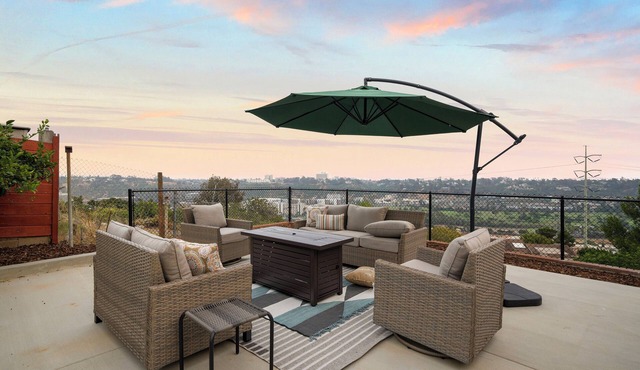 Scenic Oasis: King Bed Suite & Panoramic Views & Ultra Fast Fiber WiFi