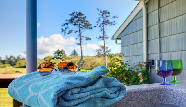 SeaView:~) Hot-Tub~StepsToBeach~Ocean/Mt/Golf Views!~Bikes~DogsOK~Cornhole-Patio