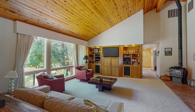 Secluded home near Yosemite & Bass Lake with private hot tub & mountain views
