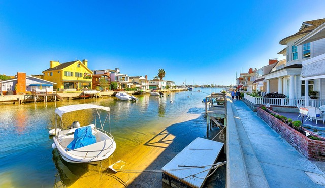 Second-Floor Waterfront Duplex w/Shared Waterfront Patio & Gas Grill - Dogs OK