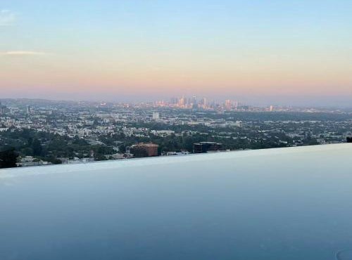 Serene Glasshouse Retreat with Iconic LA Skyline Views
