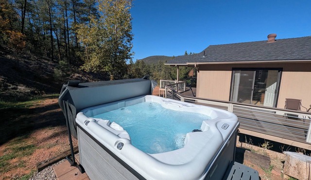 Serene Mountain Oasis: Private Starlit Hot Tub & Fire Pit