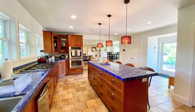 Serenity House, quiet, tranquil , pet friendly 4 bedroom with yoga room