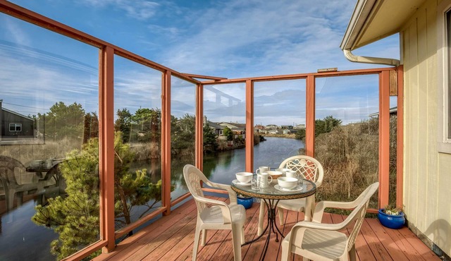 Shore Delight: Waldport Home + Deck, Walk to Beach