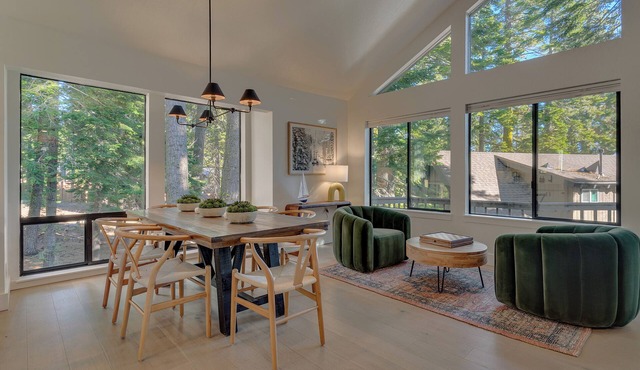 Silver Summit! Luxe 4 bed 3 bath, w/Game Room, Hot Tub Private Beach HOA
