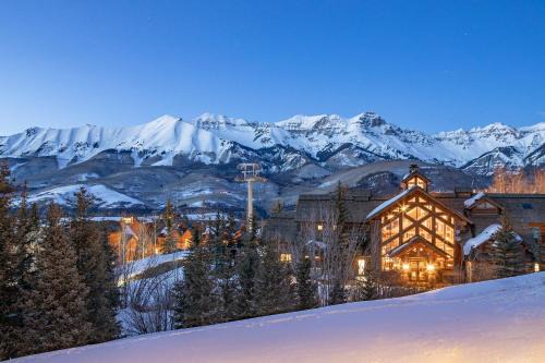 Skiin and out Beautiful Mtn Lodge - Affordable too