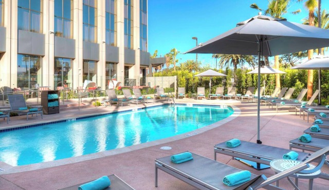 SkyGate 1BR King Suites pool/breakfast/gym