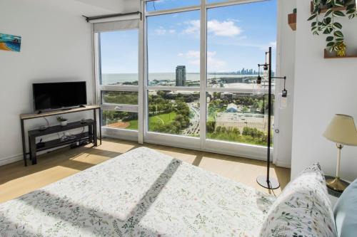 Skyline & Lake Views - Luxury Downtown Suite - Walk Everywhere