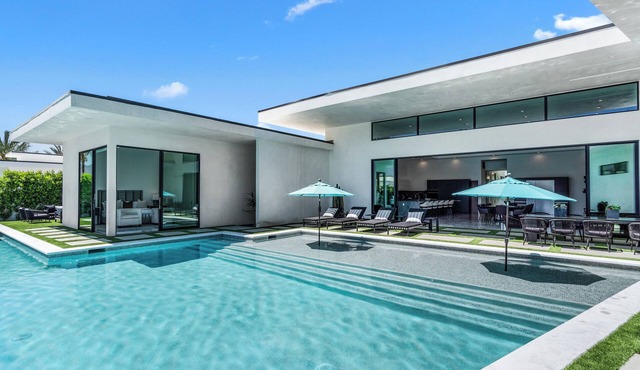 Sleeps 20 Pool + Hot Tub + Pickleball Court Near La Quinta + Golf | Bravo