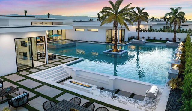 Sleeps 20 Private Pool + Spa + Fire Pit Near La Quinta + Golf | Bravo