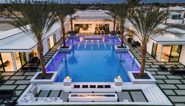Sleeps 26 Pool + Pickleball Court + Putting Green Near La Quinta | Bravo