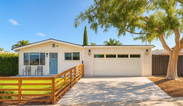 ✨ Spacious 3BR/2BA San Diego retreat! Sleeps 8 🛏 with modern kitchen 🍳, open living space, and sunny backyard 🌞. Safe, family-friendly neighborhood 👨‍👩‍👧 just 15 min to beaches, Mission Bay & top attractions. Spotless, stylish & welcoming! 🌴