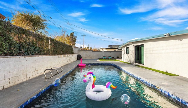 Spacious 4-bedroom house with Pool, BBQ, Near Strip/Downtown