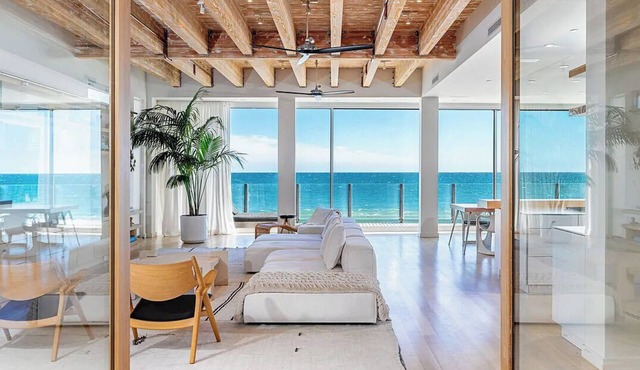 Spacious 4-bedroom villa in lovely Los Angeles with 100 People Event Space.