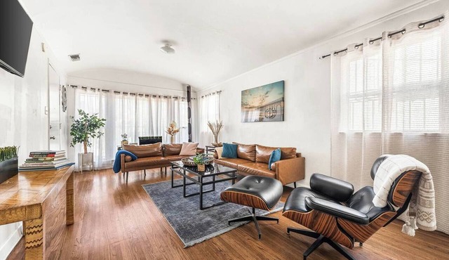 Spacious 4 bedroom home by Melrose and 10 minutes to Hollywood Walk of Fame