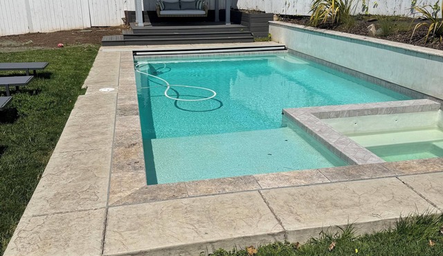 Spacious 5-bedroom house with Pool, Spa, Trampoline. Only 3-Blocks from Beach