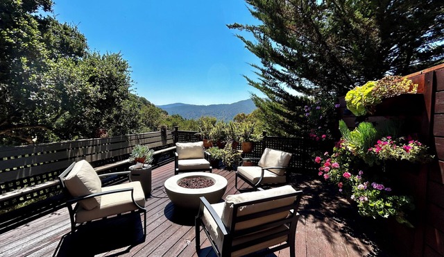 Spacious & Artful: Private, Sophisticated Retreat with Scenic Canyon Views
