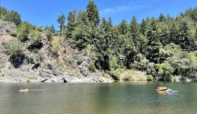 Spacious, Beautiful Russian Riverfront 3-Bd, 2ba Vintage-Modern home, sleeps 6-8
