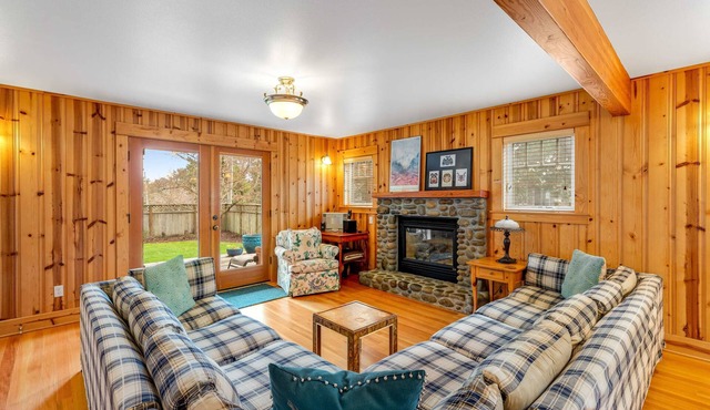 Spacious Cottage with Enclosed Yard - Walk to the Beach, Weddings Welcome
