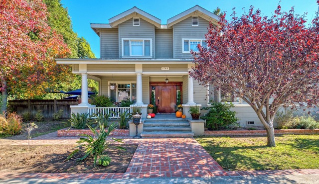 Spacious estate in gated area, tons of amenities, convenient mid city location.