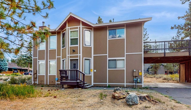 Spacious home for families - walk to Heavenly & the beach