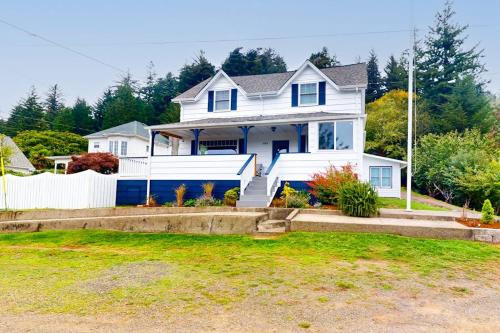Spacious home with river views hot tub covered porch deck grill & W&D