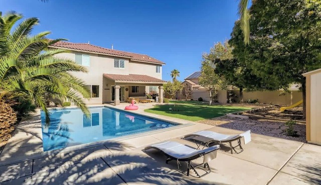 Spacious Luxury Desert Retreat with Heated Pool, Putt putt and a playground for