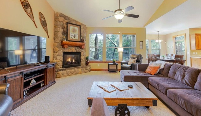 Spacious Sunriver Getaway with Hot Tub and Games