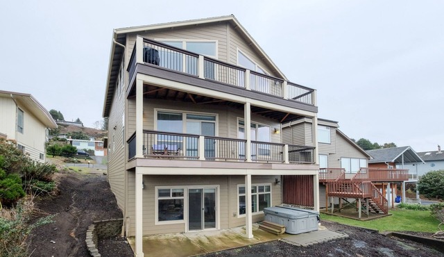 Spectacular 180 View in Roads End with Hot Tub