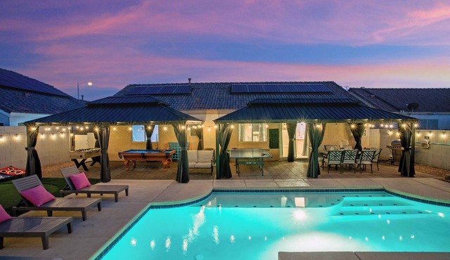 Spectacular 5BR Home: Pool and Relaxing Space!