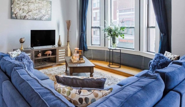 Stay in the Heart of Downtown San Diego. Welcome to your private boutique suite in the center of the Gaslamp Quarter — just minutes from the San Diego Convention Center, Petco Park, top restaurants, rooftop bars, and the waterfront
