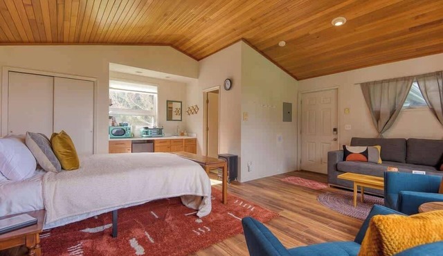 #StayinMyDistrict Cape Arago Studio Suite