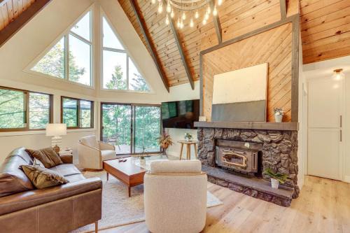Stunning Forest Views: Luxury Lake Arrowhead Cabin