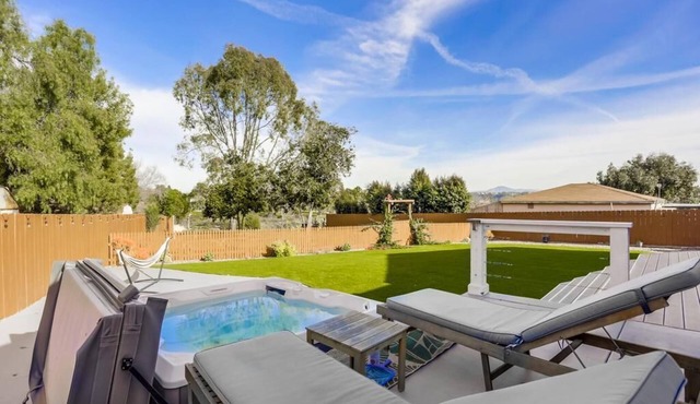Stunning! Lrg Mdrn-Huge Backyard/Outdoor-Hot Tub