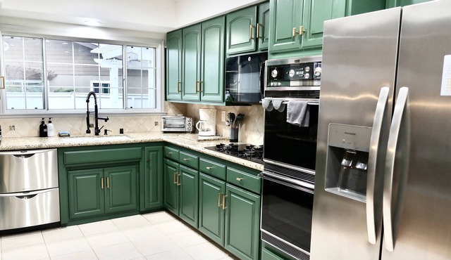 Stylish 3BR Home - Sleeps 8 - Child & Pet Friendly - Beach, LAX, SoFi