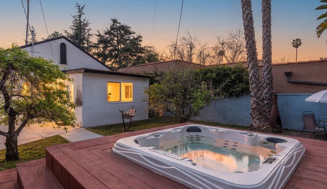 Stylish Home, Hot Tub, BBQ, Parking, Yard!