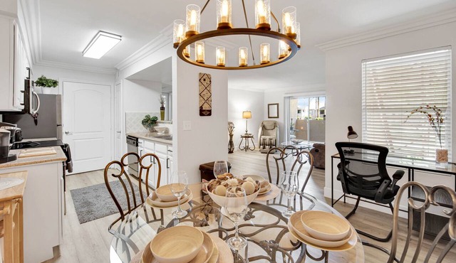 Summer Special 30% off Serene Cozy Condo WITH GORGEOUS POOL & GYM!