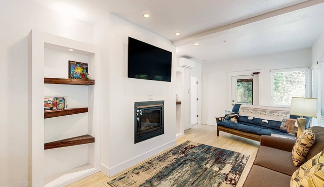 Sunny apartments with fireplace, partial ocean views, washer&dryer, grill & AC