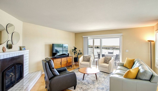 Sunrise Holiday Home in Discovery Bay, fast water is 6 minutes away. Pets ok!