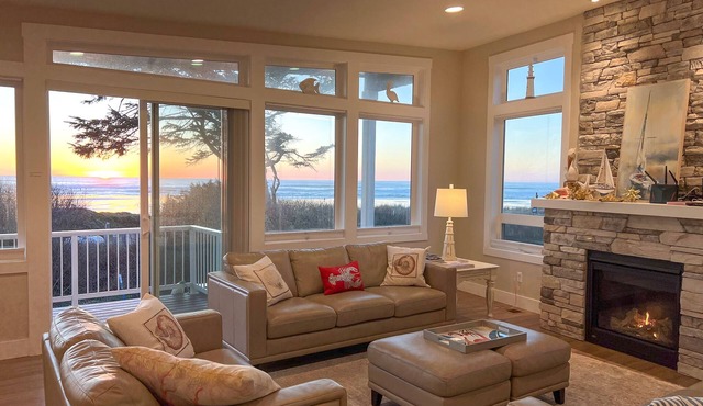 Sunset Hideaway ~ Oceanfront across from the beach, 14 min walk to restaurants