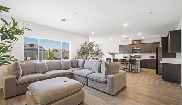 SW Bakersfield -New House! LUXE, New furniture & appliances