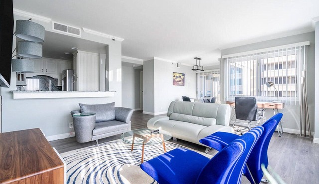 Tasteful Long Beach 2BR, nr Bars, Groceries & Beach, by Blueground