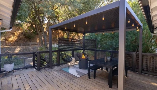 Templeton Creekside Cottage | Walk to Downtown