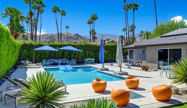 The 1600 - Majestic mountain views, private pool & spa
